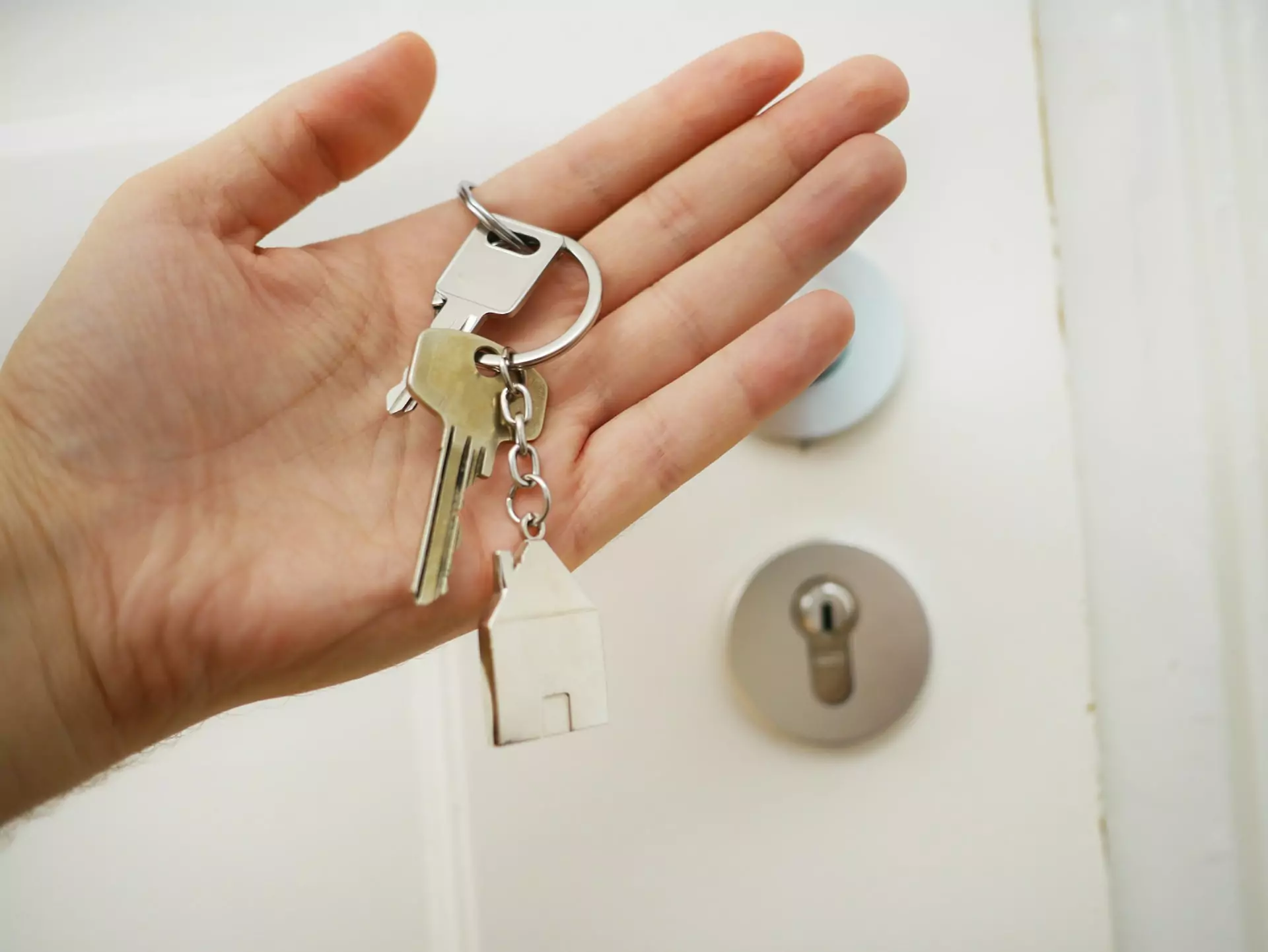 Private Landlord & Property Manager: Which is Better for a Tenant?